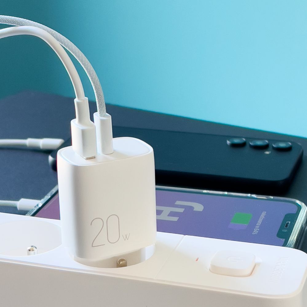 Adaptrid Joyroom  Joyroom fast charger USB-A QC3.0 / USB-C PD 20W white (L-QP2011)